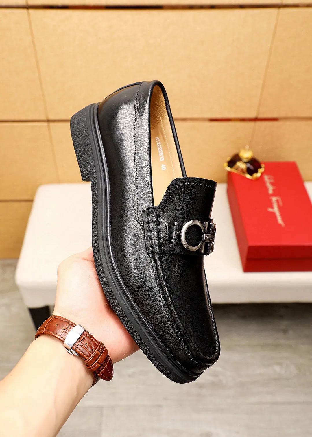Men's shoes 💰460 💐 Product trademark: Ferragamo "Ferragamo" casual leather shoes Regular size: 38-44 (45🉑️customized) Product materials: Selected imported first-layer calfskin upper + luxury hardware buckle, imported water-dyed cow leather lining. Strong three-dimensional visual effect, rubber outsole Color: 1⃣️color optional